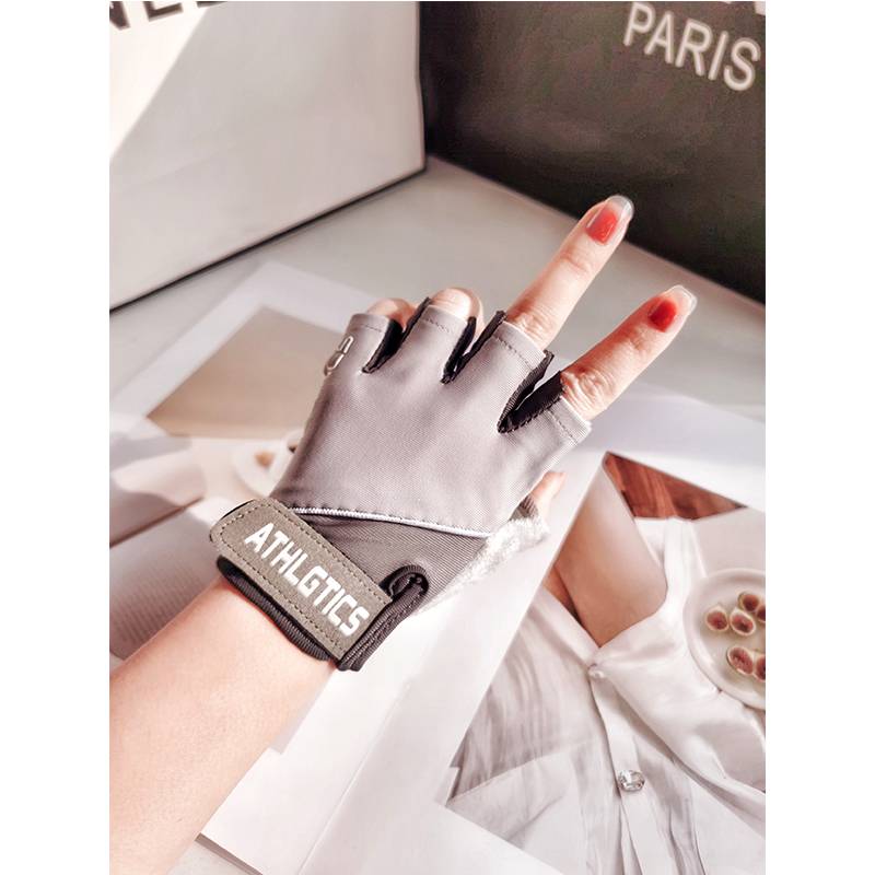 Sports gloves are semi-slip-proof for men and women