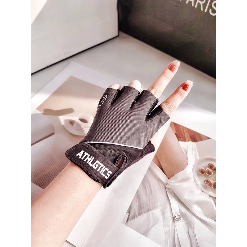 Sports gloves are semi-slip-proof for men and women