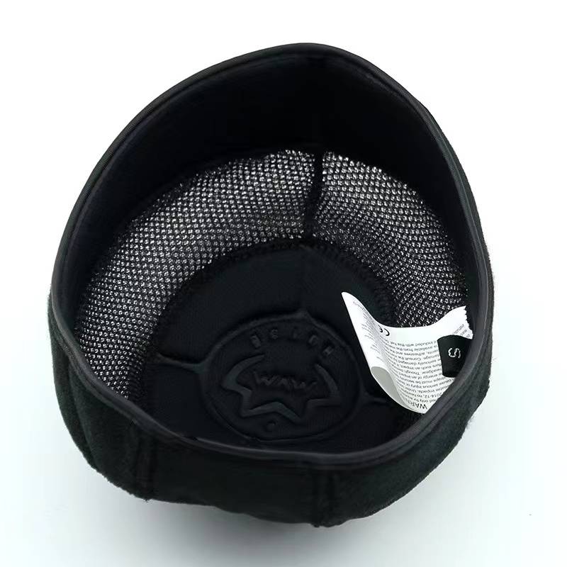 A horse's helmet has an average lined size to change the raccoon inside the horse's gear shield