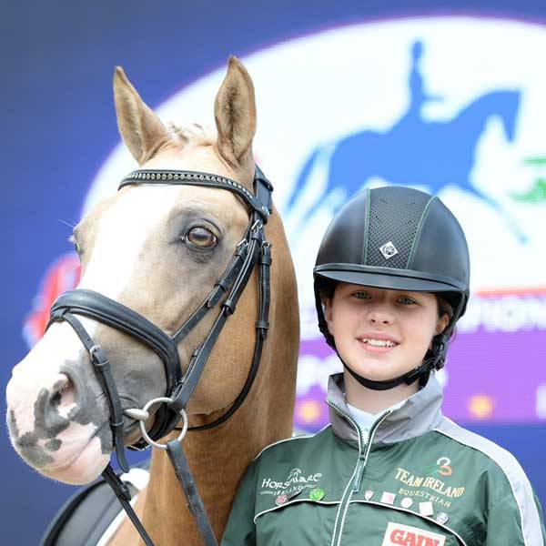Germany direct mail high -end competition can be adjusted to apply wide flat head shape multiple stable royal riding horse riding horsetrole helmet obstacles