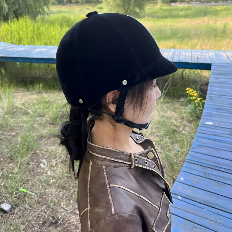 A horse riding a horse helmet motor vehicle to protect the outdoors from UV velvet filaments in the autumn and summer and half a helmet