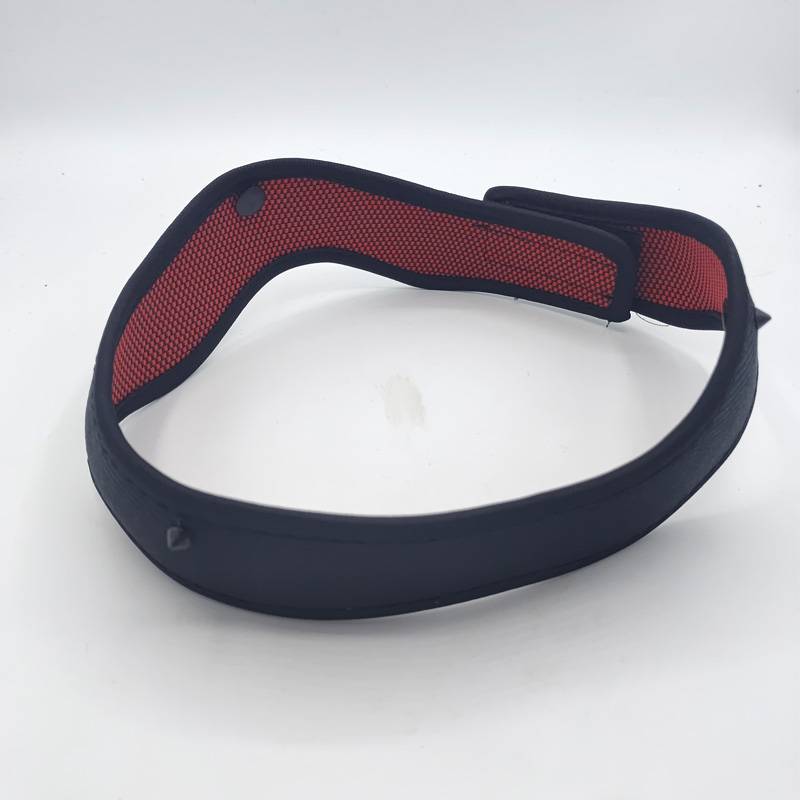 RIDE MOTORIZED MOTOR VEHICLE 3C MUSTANG HELMET WITH A CHORE INSIDE THE LINER OF THE COURAGE SPONGE-BREAKER FOR THE SUMMER