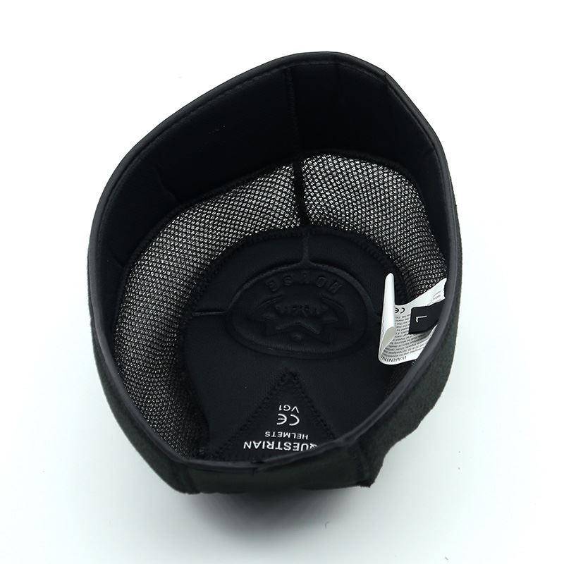 A HORSE CAN REGULATE THE URCHINS INSIDE THE HELMET AND THE M CODE INSIDE THE HORSE'S GEAR