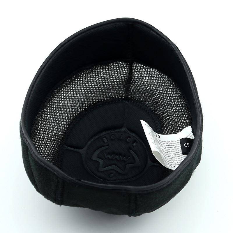 A HORSE CAN REGULATE THE URCHINS INSIDE THE HELMET AND THE M CODE INSIDE THE HORSE'S GEAR