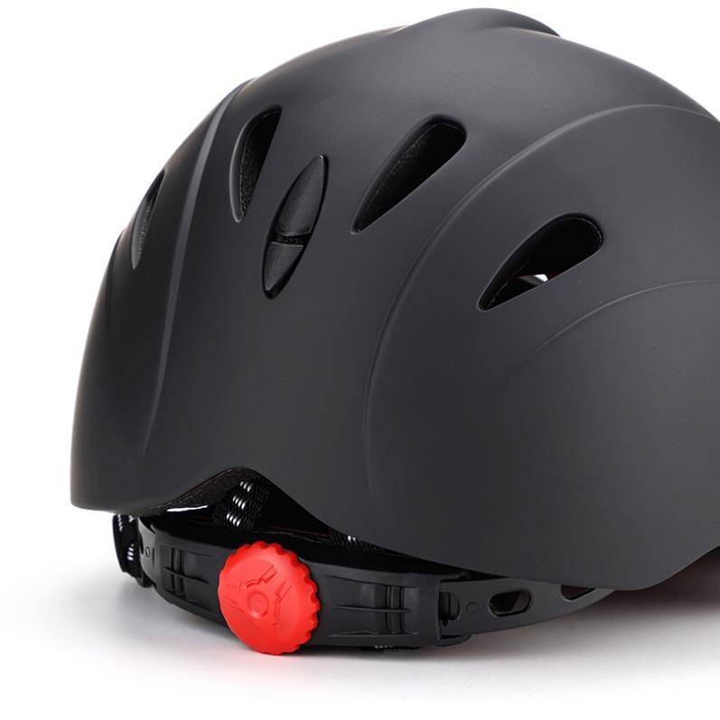 Air-traffic helmets, men and women riding on horses with a hood-to-sport sports kit