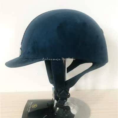THE NETHERLANDS IS RIDING ON THE NETHERLANDS WITH A HORSE-HEAD-TYPE BR, WITH THE EQUIPMENT FOR THE ADULT OREN HELMETS AND THE CHILDREN ' S HORSE