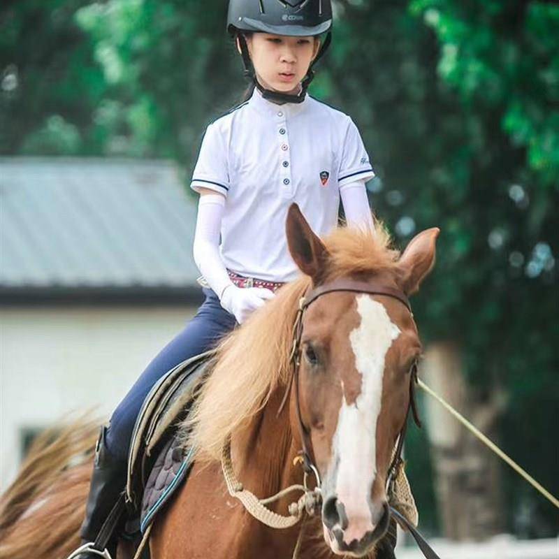 THE HORSE HELMET RIDES THE HORSE HELMETS, THE CHILDREN RIDE THE HORSE HELMETS, AND IT'S SO LIGHT AND SO HIGH THAT IT CAN BE BIG AND BIG