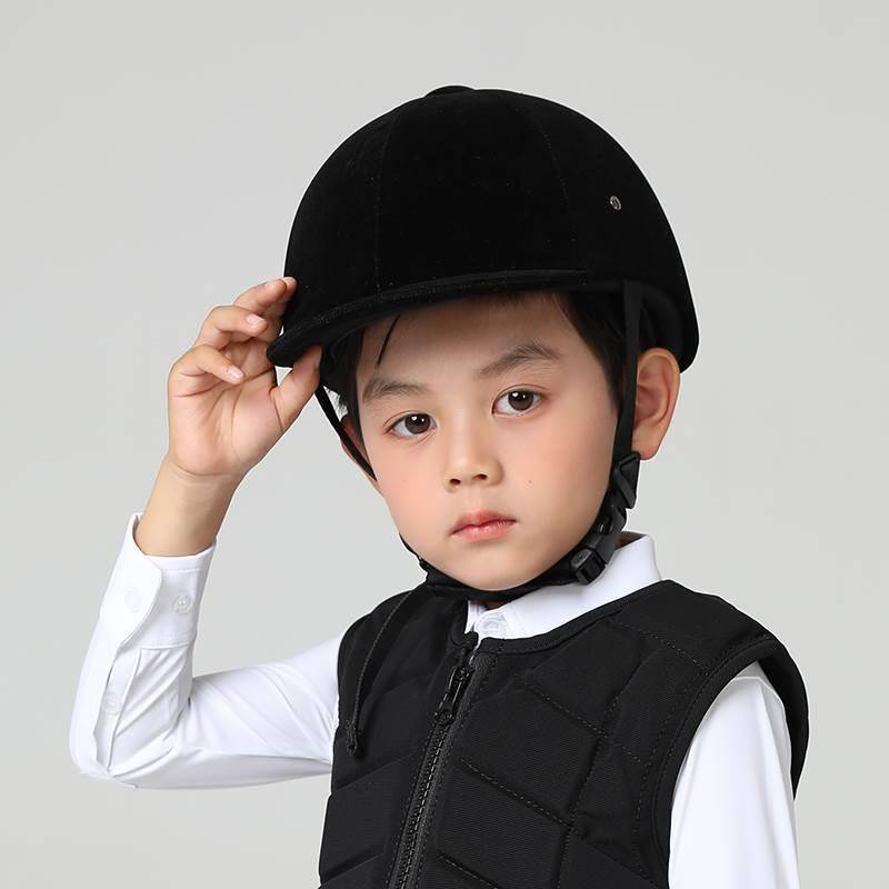 The horse helmet regulates the velvet of a child