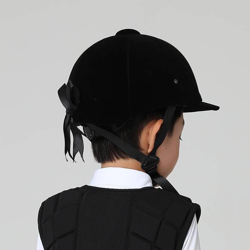The horse helmet regulates the velvet of a child