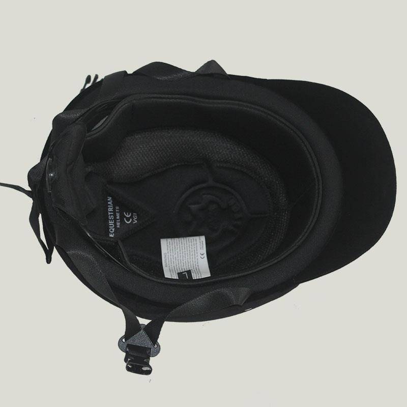 The horse helmet regulates the velvet of a child