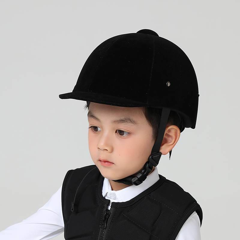 The horse helmet regulates the velvet of a child