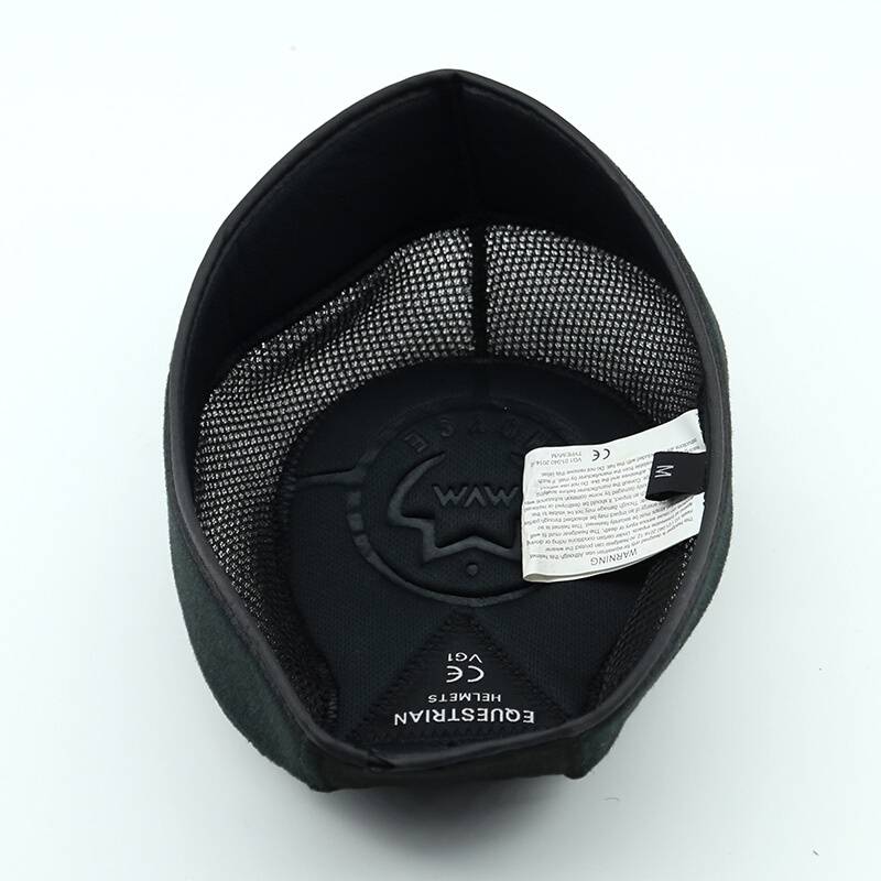 A HORSE CAN REGULATE THE URCHINS INSIDE THE HELMET AND THE M CODE INSIDE THE HORSE'S GEAR