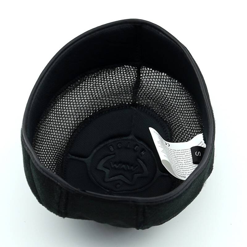 A HORSE CAN REGULATE THE URCHINS INSIDE THE HELMET AND THE M CODE INSIDE THE HORSE'S GEAR