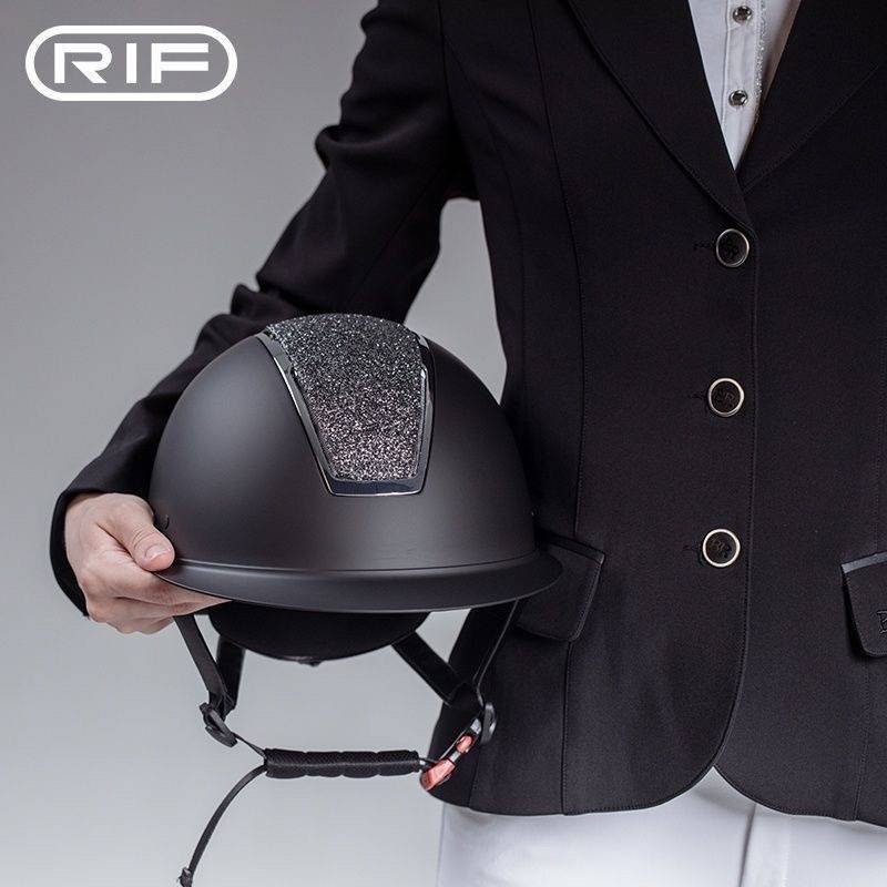 THE HORSE HELMETS' SAFETY HAT RIF HORSES ARE EQUIPPED WITH MEN'S AND WOMEN'S TRAINING COMPETITIONS TO DEFEND THEMSELVES FROM SHOCKS