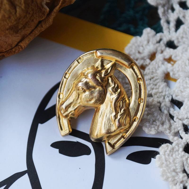 vintage antique horse head horseshoe iron jewelry retro brooch small men and women needle buckle pins lucky badge