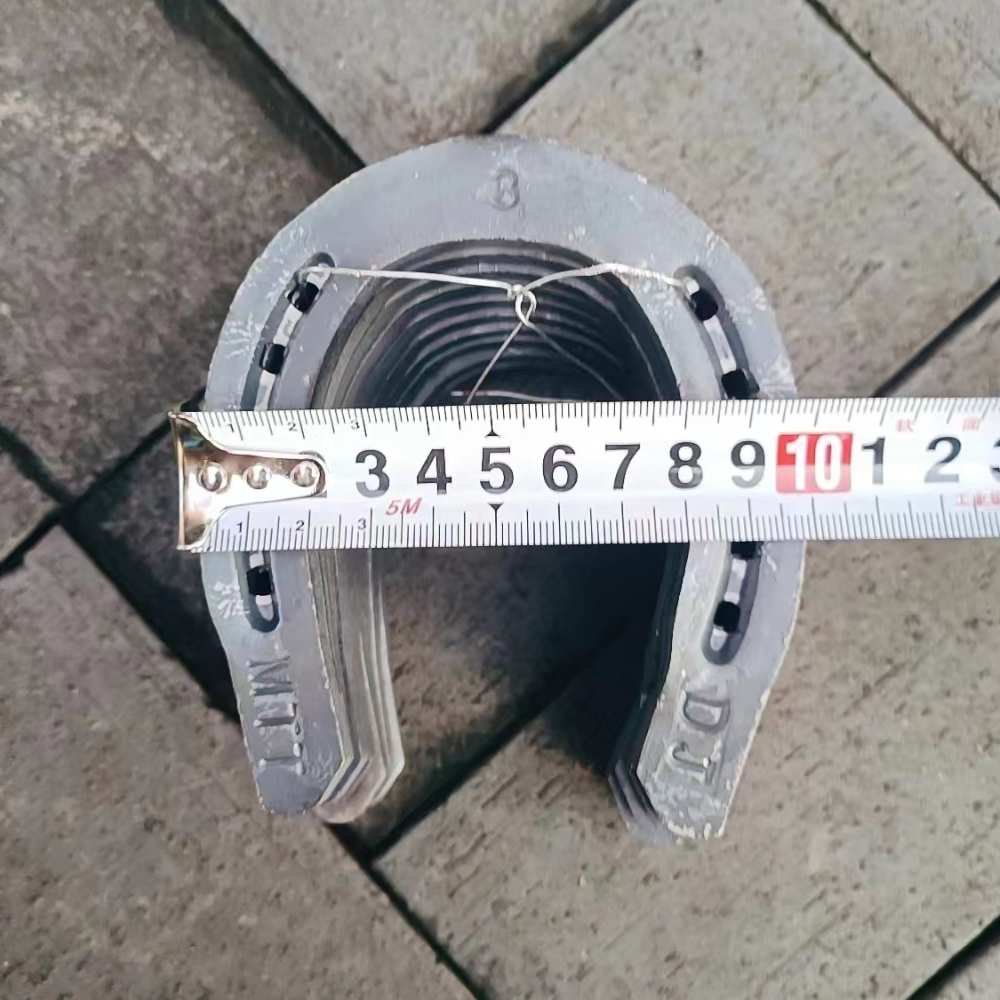 Military horse number three is about 10 centimeters wide and four nails are open