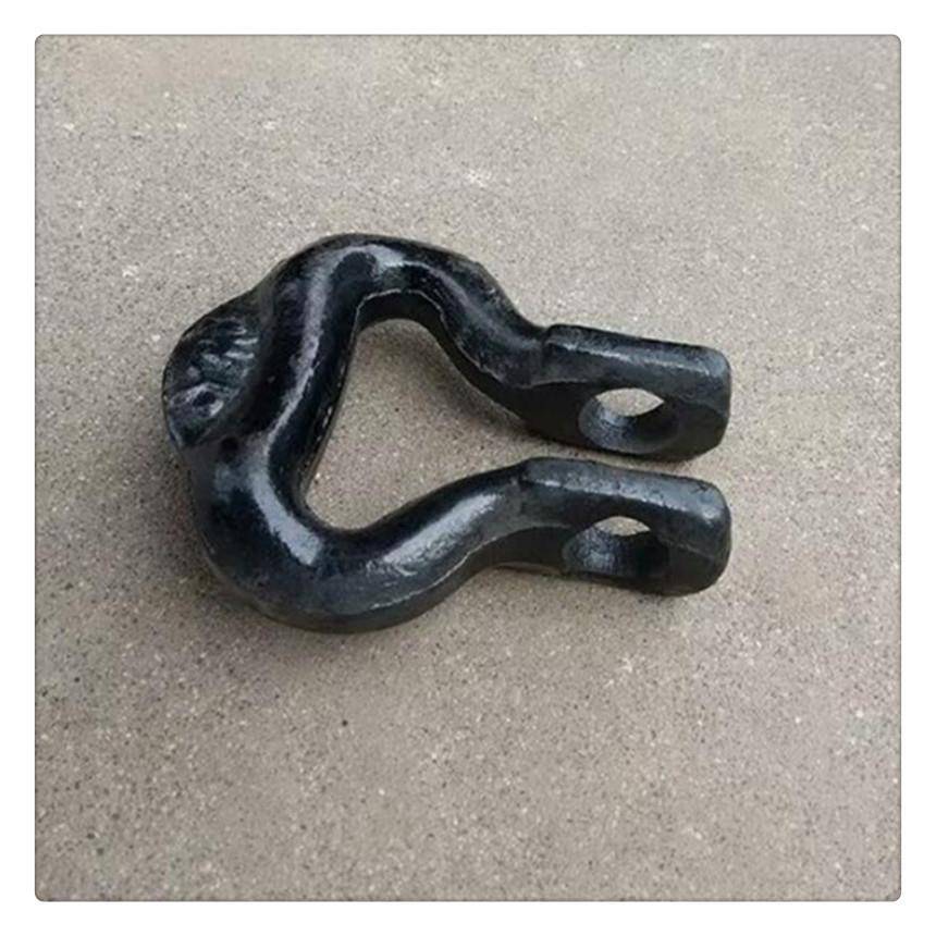The chain connects to the entanglement of a single mine with a horse-and-mouth ring