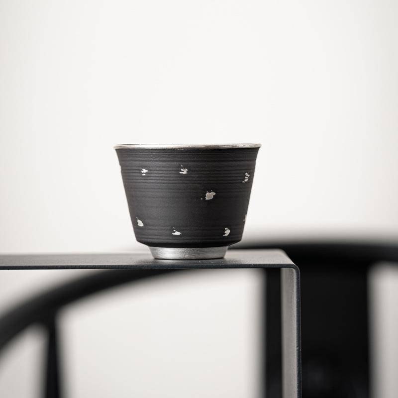 A glass of silver-grained iron-kitt-kitt tea and tea