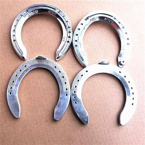 Port 4 front hoof pair
