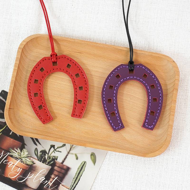 DIY handmade horseshoe hanging decoration leather car small horseshoe iron vegetable basket fashion female cowhide U -shaped bag pendant tide