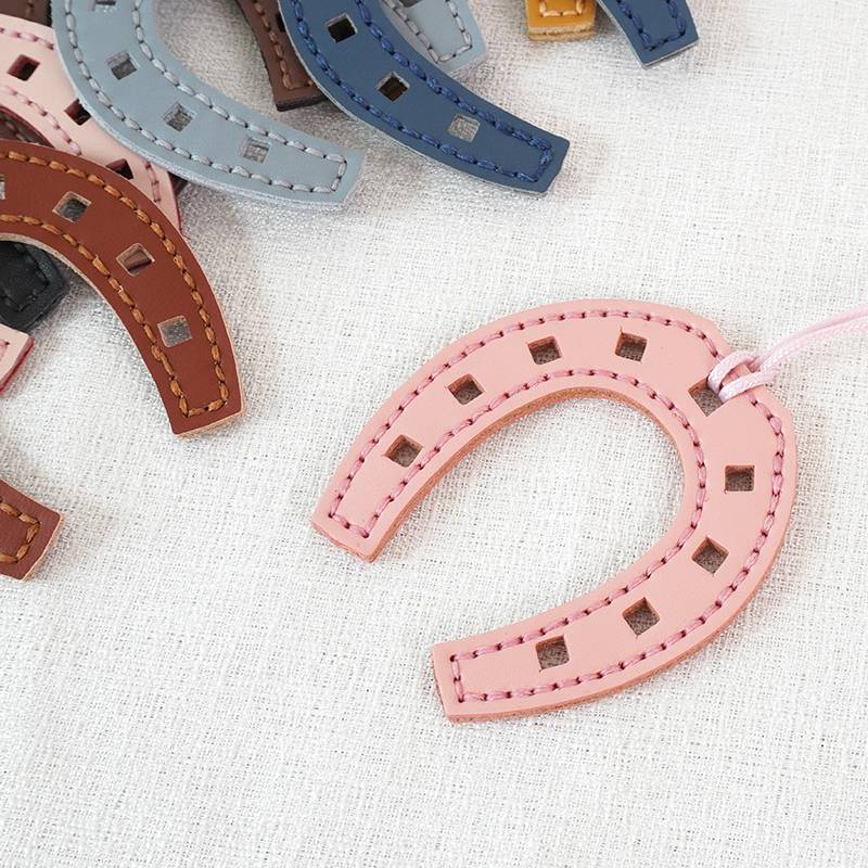 DIY handmade horseshoe hanging decoration leather car small horseshoe iron vegetable basket fashion female cowhide U -shaped bag pendant tide