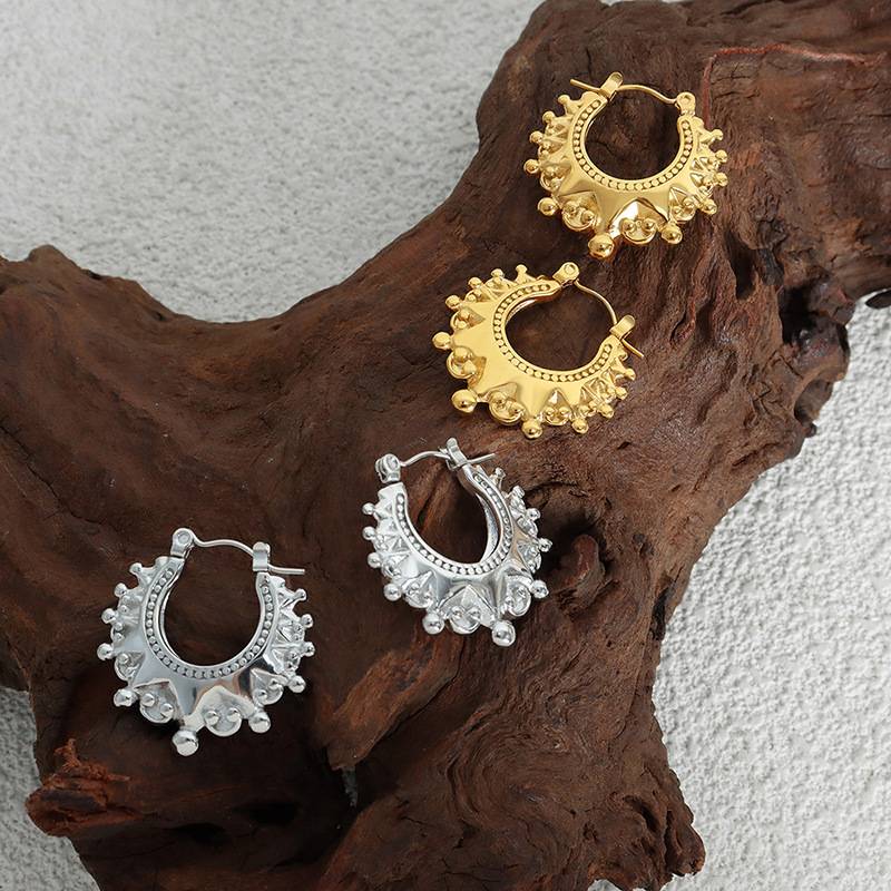 Chic style European and American hip -hop style, elegant, simple, luxurious style, crown horseshoe iron steel ball design titanium steel earrings