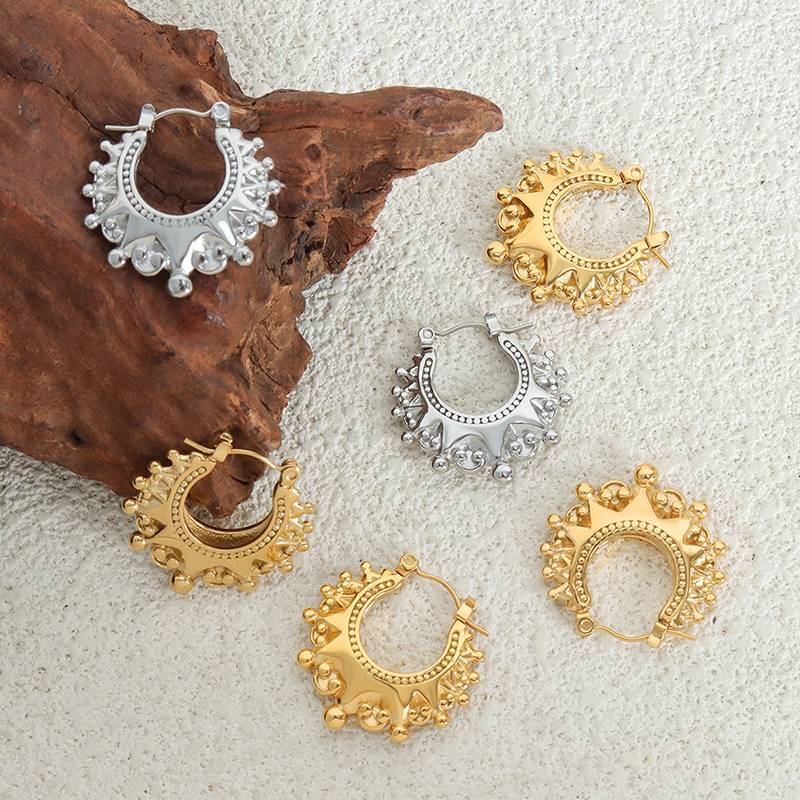 Chic style European and American hip -hop style, elegant, simple, luxurious style, crown horseshoe iron steel ball design titanium steel earrings