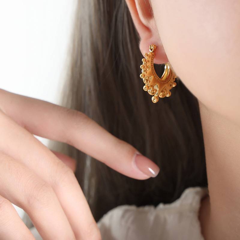 Chic style European and American hip -hop style, elegant, simple, luxurious style, crown horseshoe iron steel ball design titanium steel earrings