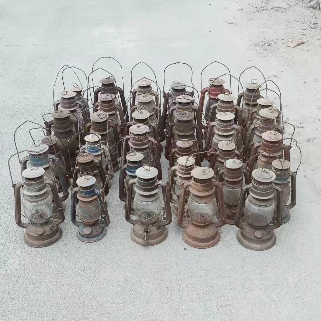 Folklore Nostalgic Retro Old Old Old Old objects iron and oil horses raising the old -fashioned lanterns.