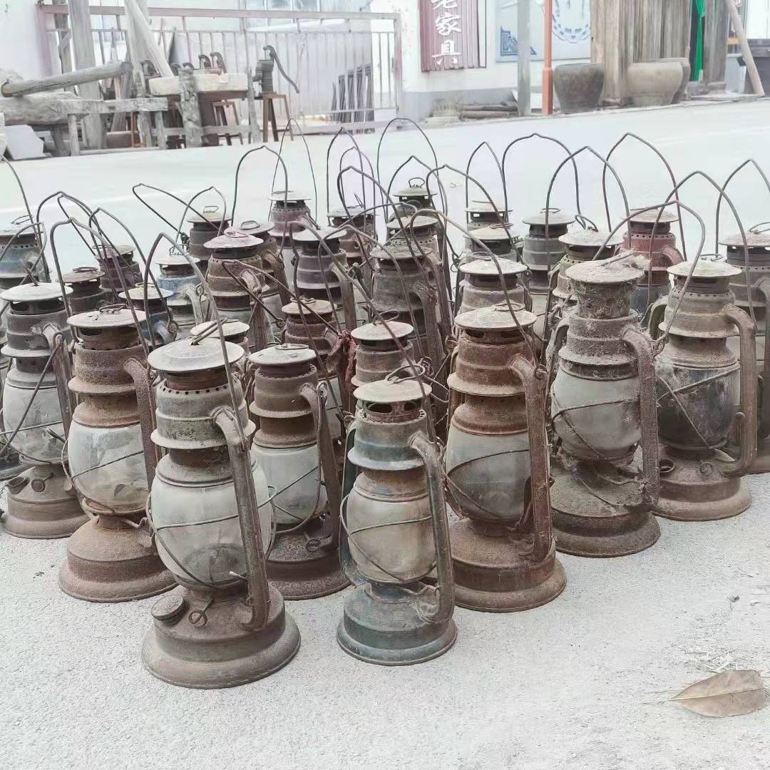 Folklore Nostalgic Retro Old Old Old Old objects iron and oil horses raising the old -fashioned lanterns.