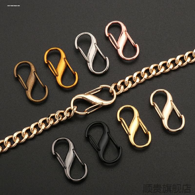 the hooves and hooves, the metal chain, and the metal chain