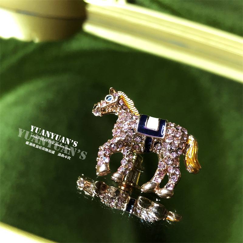 Golden horse brooch