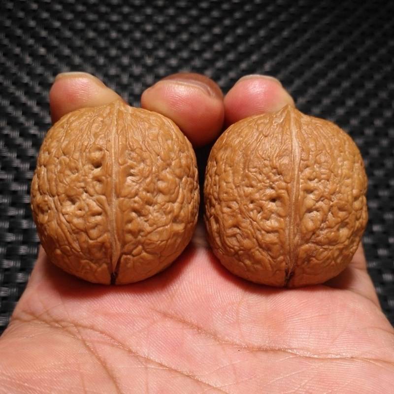 Yunnan Wild Wild Born Play Snake Skin Ball Pattordotic Bar Horses Horseshoe ingot Iron Walnut Small hand twisting and playing handle