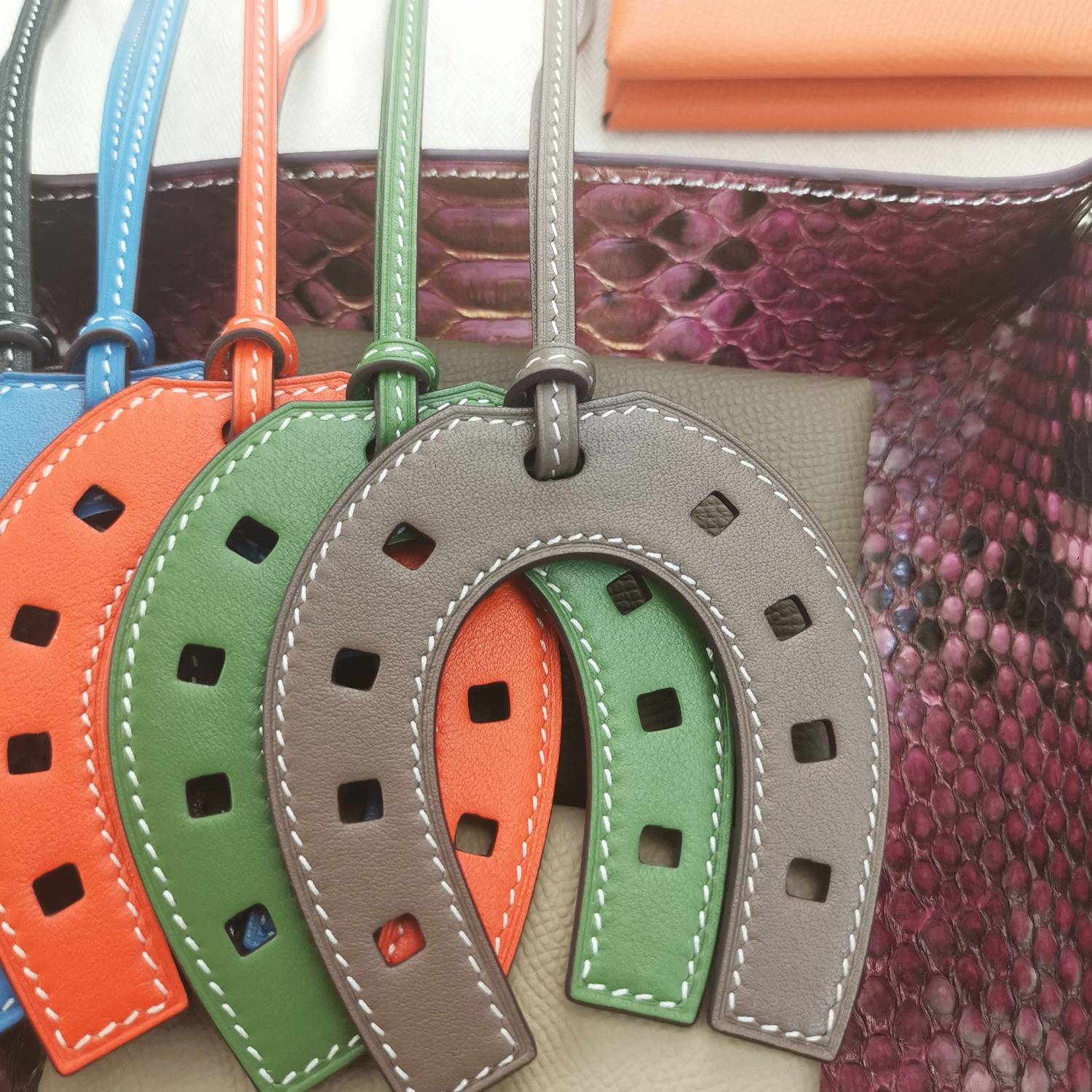 Swift with imitation pseudo -edges H family horseshoe pendant pure handmade car, small horseshoe iron cypress stewardess women's bag