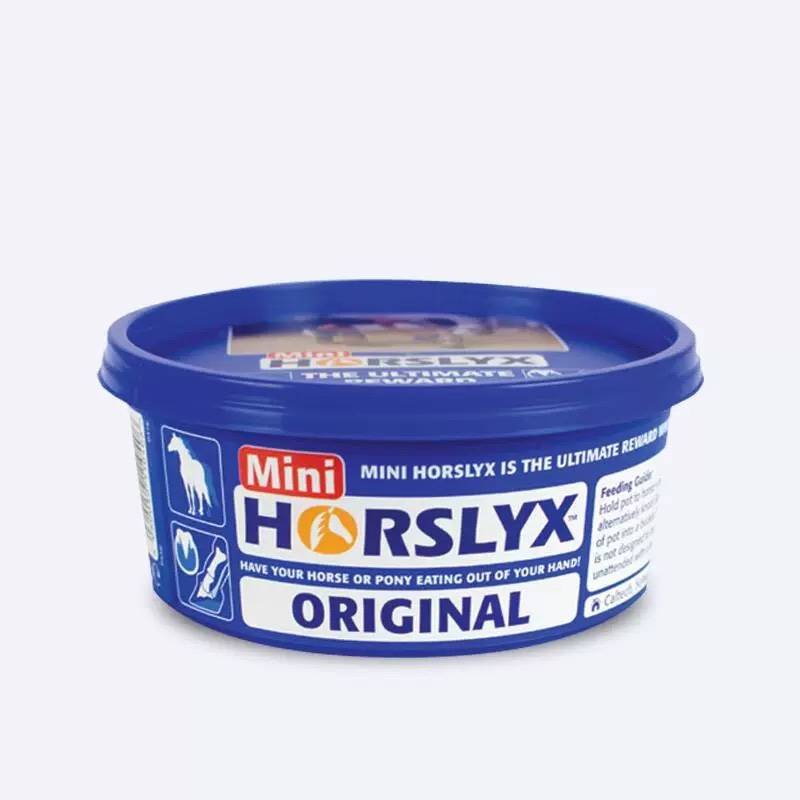 British horslyx horse licking bricks and licking sugar ore, sugar vitamin training reward snacks to enhance feelings