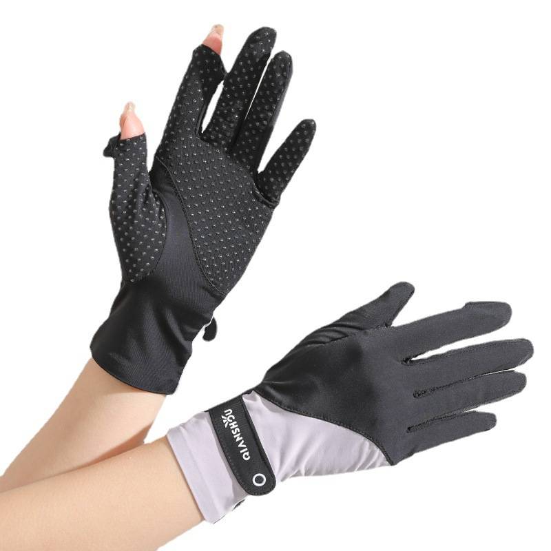 I'm driving with an adult girl specializing in horse gloves