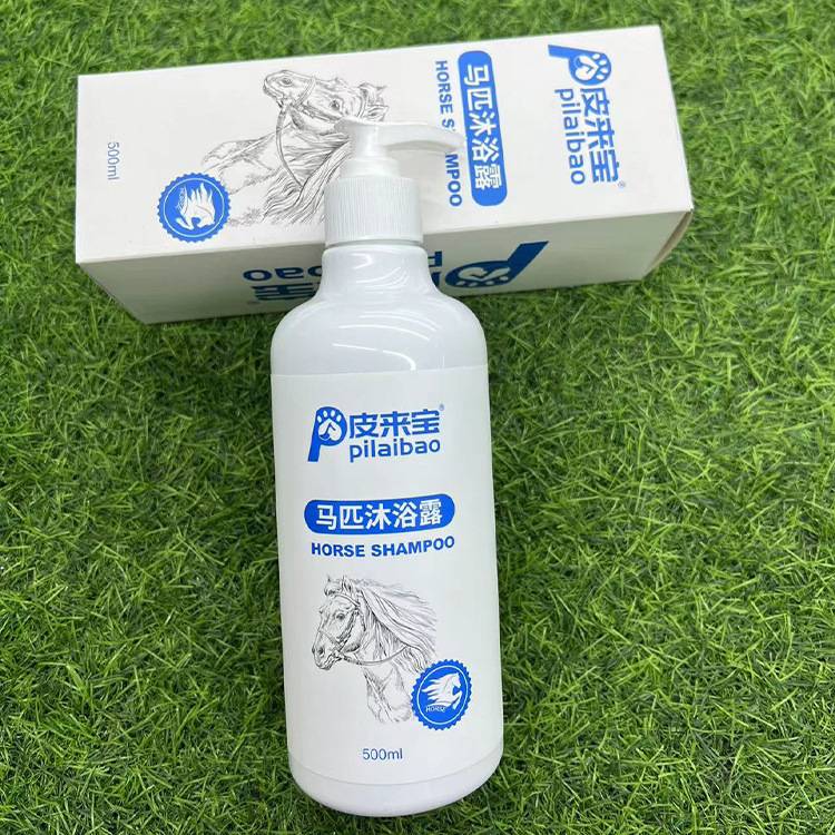 Horses wash their hairs with their baths and their horses with liquid horses