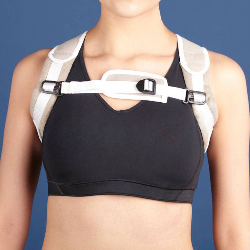 Hong Kong clavicle fracture fixed with eight-word bandages to protect an adult child with a chest pelvis