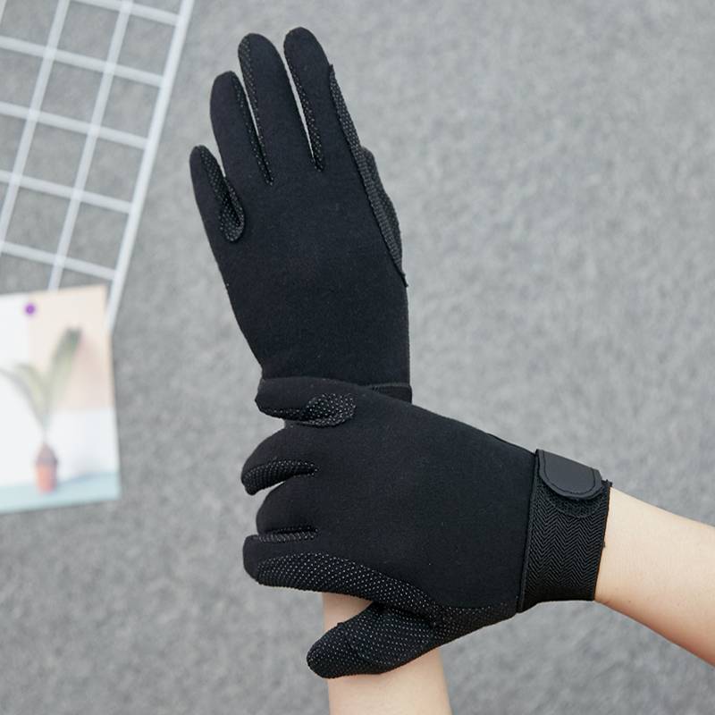 A horse's glove, a horse's glove, a horse's glide, a child's glove