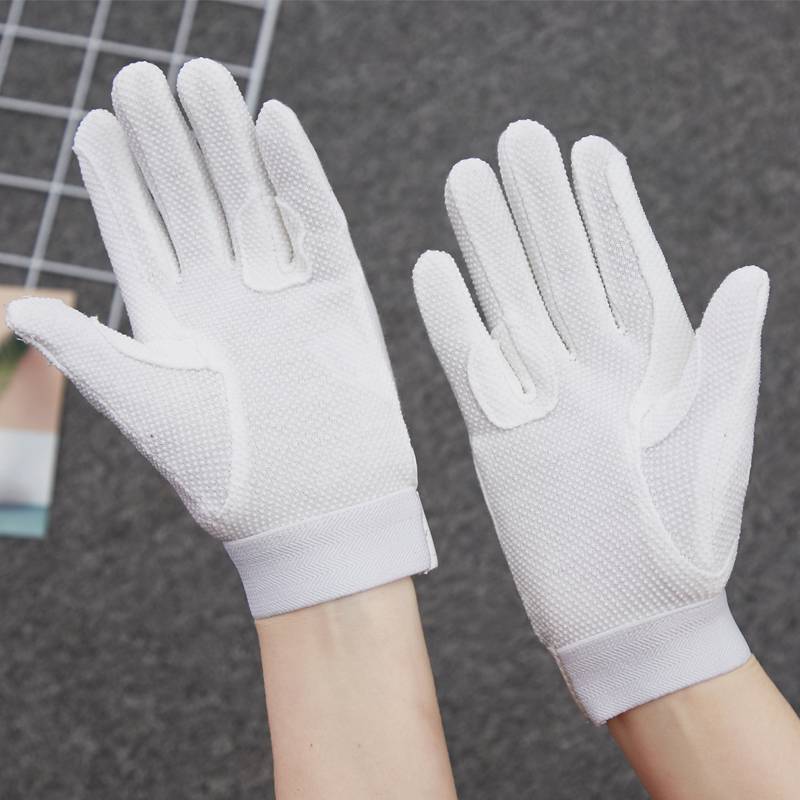 A horse's glove, a horse's glove, a horse's glide, a child's glove