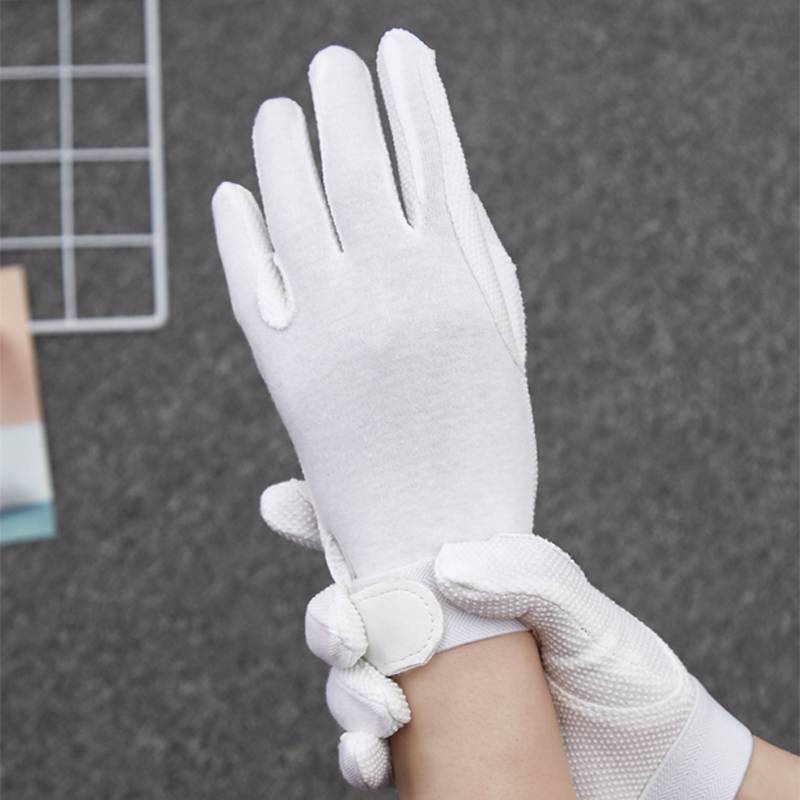 A horse's glove, a horse's glove, a horse's glide, a child's glove