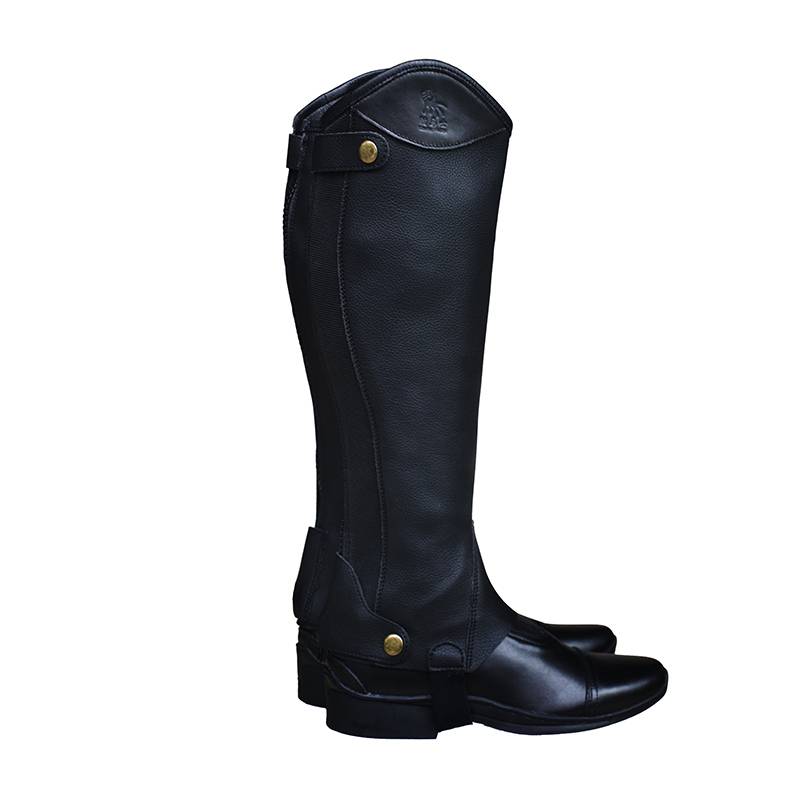 The horse is equipped to import a super-fibered leg rider with a horse boot and a horse to protect the leg
