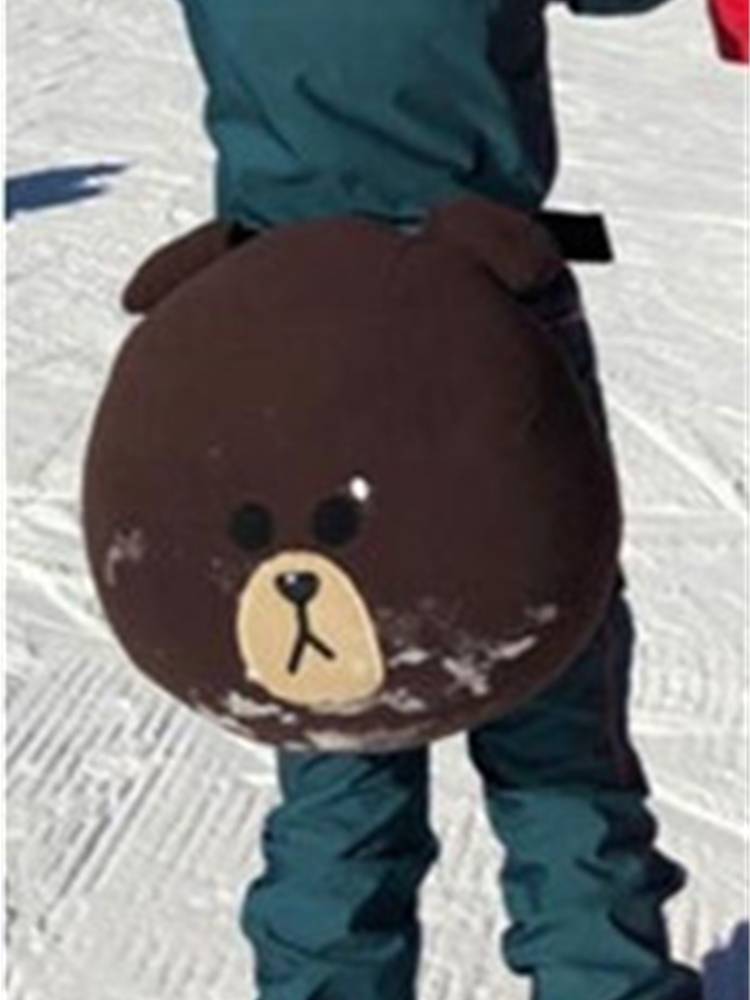 Ski small turtle hip pads and single boards are equipped with Pikachu white bear butter fruity skating anti -farting pad knee protective gear