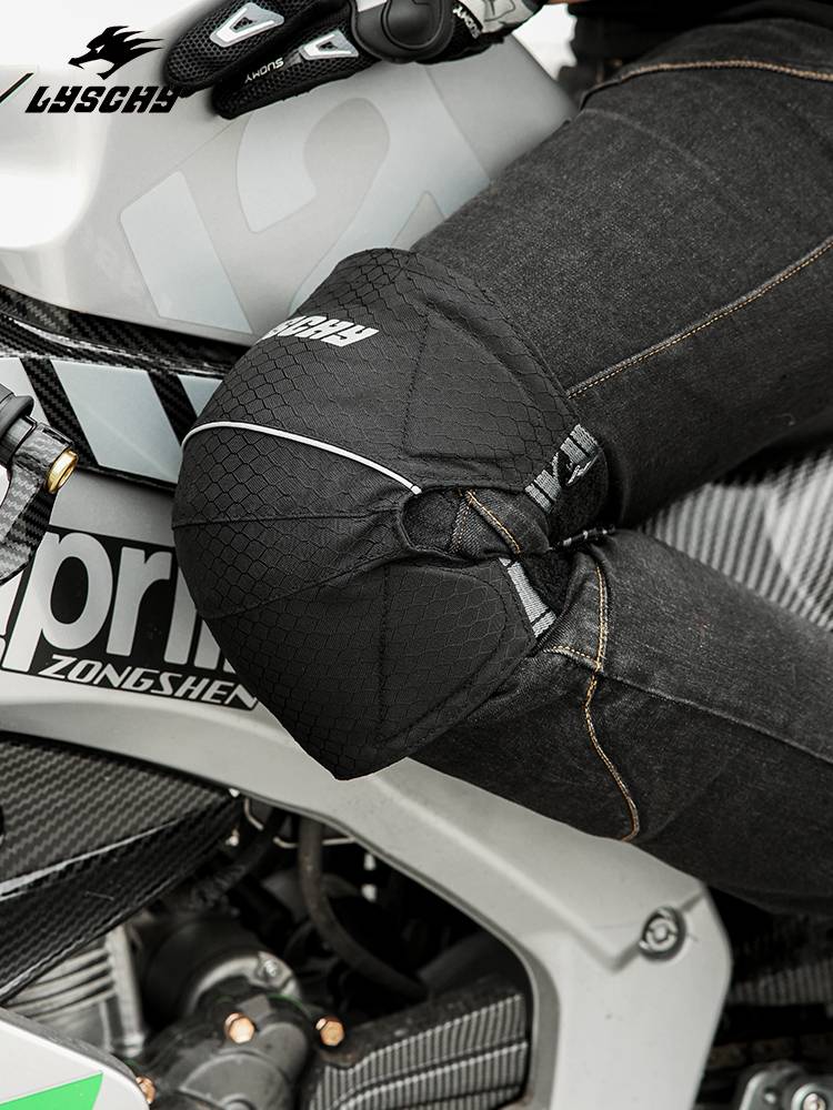 RAY-SWIPE MOTORCYCLE FOR THE SUMMER AIR-SCRAMBLING MEN AND WOMEN RIDING A CE-CLASS VEHICLE ACROSS THE COUNTRY