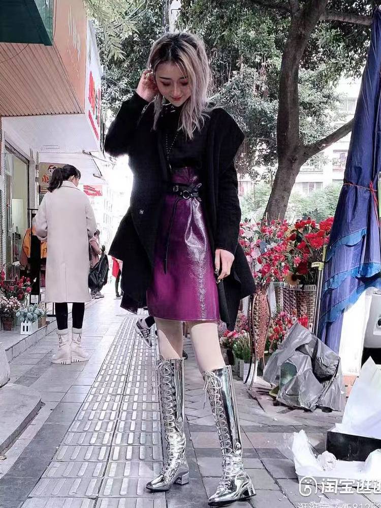 Gold and silver-coloured boots and high-comfort Martin Boot Model Show short-coded fashion shoes
