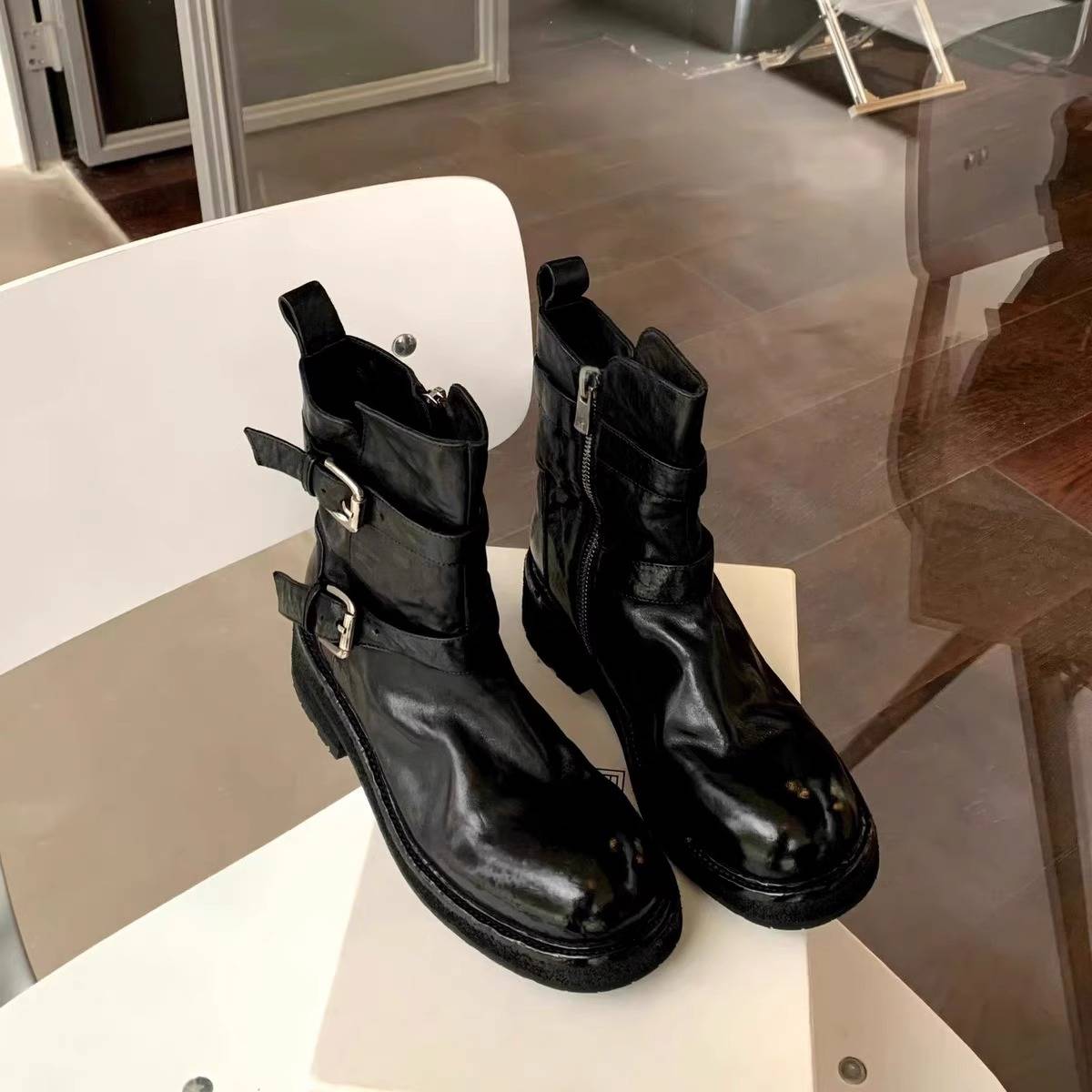 Hong Kong horse-skin shrunk short boots with 2024 new leather belts and skinny boots on Martin's boots
