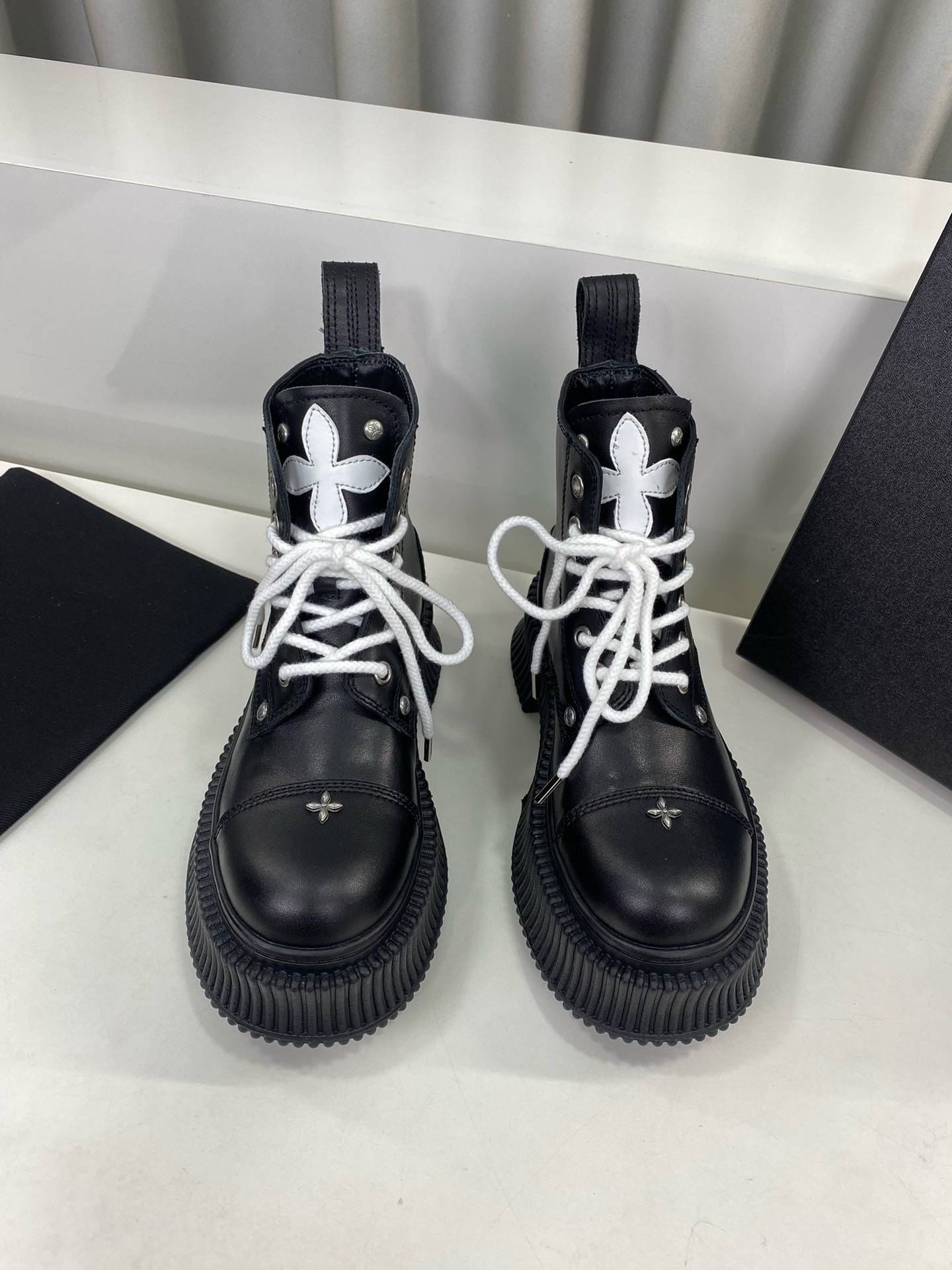 SMFKK Martin Boots Bester Cross Flower Boot Boots Desert Boots Riveted Cowhide Locomotive Boots thick sole boots