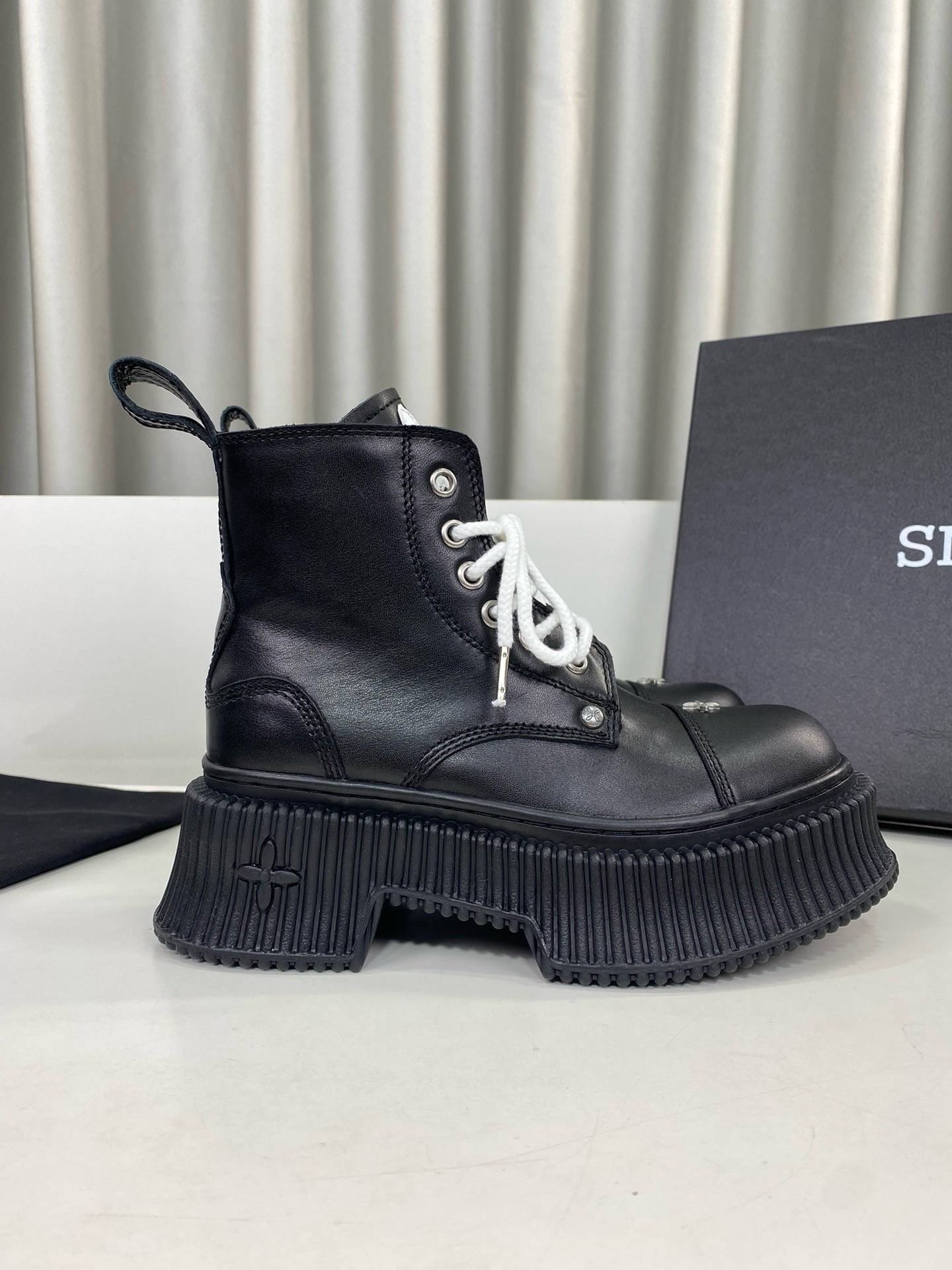 SMFKK Martin Boots Bester Cross Flower Boot Boots Desert Boots Riveted Cowhide Locomotive Boots thick sole boots