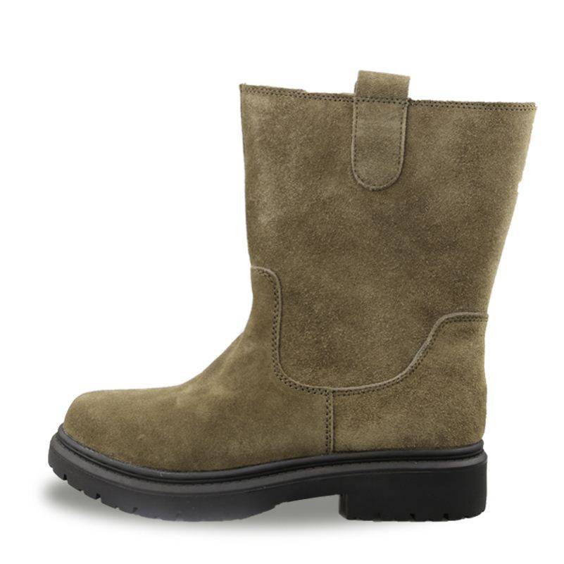 ♪ Snow boots, man, furs ♪