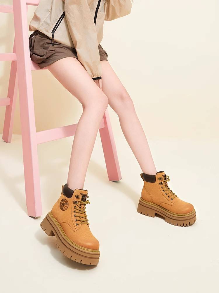 Camel women's shoes, 2024, new workers in boots outside the house